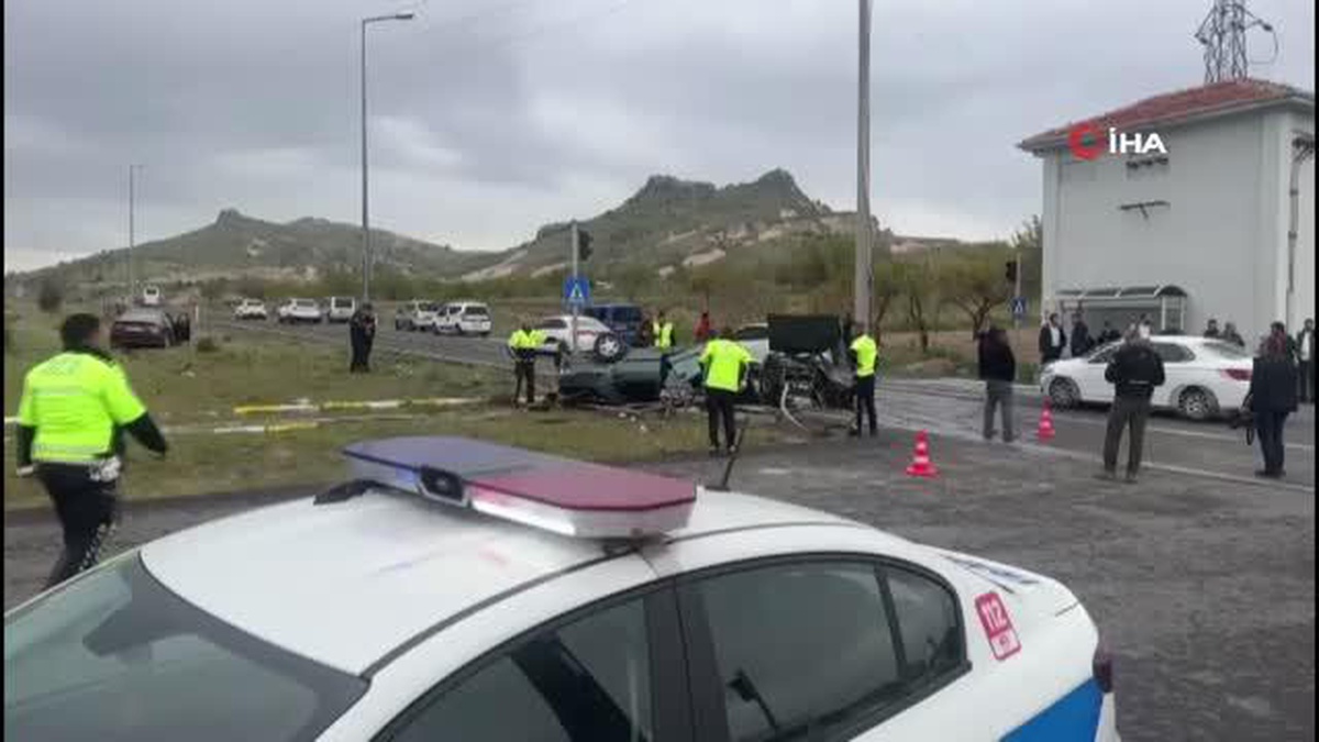 Kaza yapan otomobil ikiye bölündü: 3 yaralı