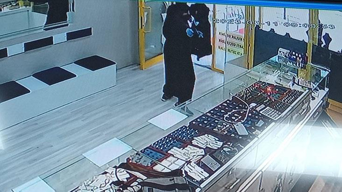 Kadın kılığına giren hırsızlar, bir hareketle korkup kaçtılar