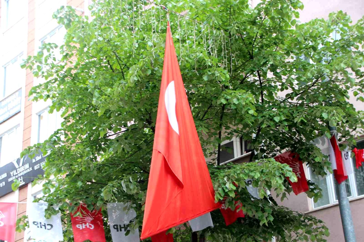 Bilecik\'te Türk Bayrağı\'nın bir tarafı koptu, polis ve belediye ekipleri müdahale etti