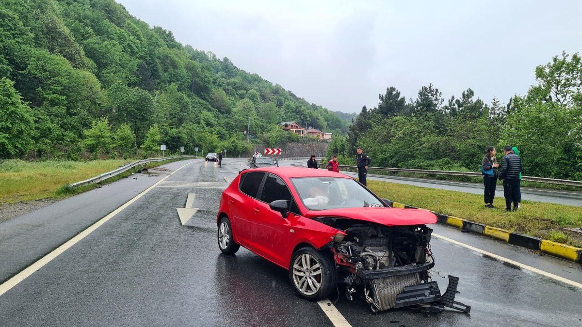 Zonguldak\'ta Lastiği Patlayan Otomobil Bariyerlere Çarptı