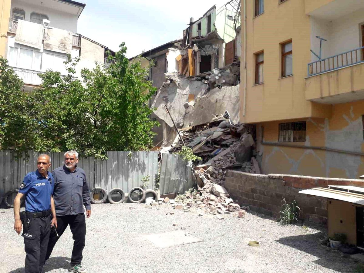 Malatyada ağır hasarlı 4 katlı bina çöktü
