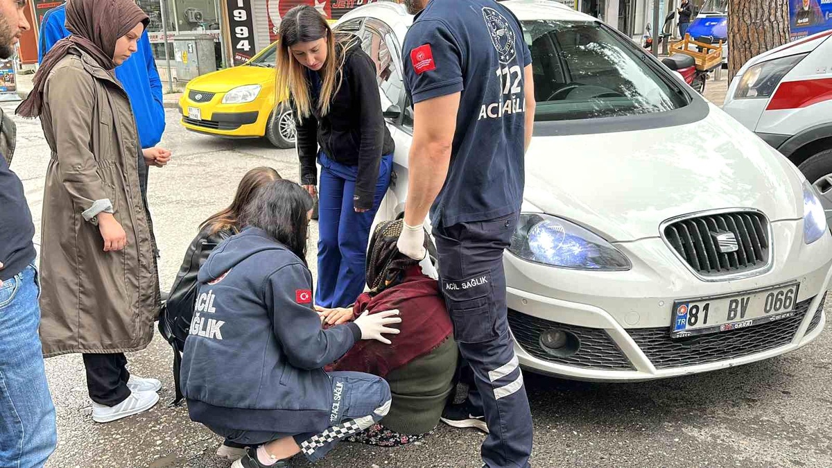 Düzce\'de Otomobil Yaşlı Kadına Çarptı