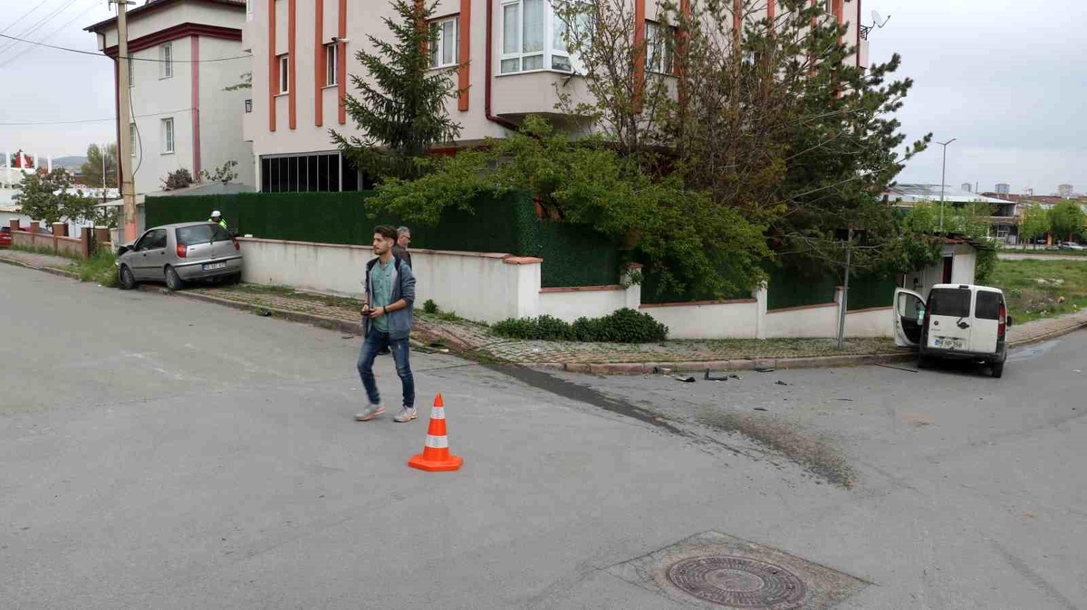 Sivasta Otomobil ve Hafif Ticari Araç Çarpışması: 2 Yaralı