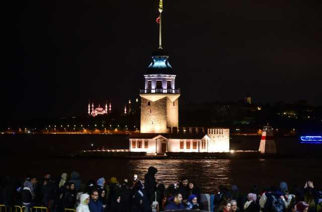 Restorasyonu tamamlanan Kız Kulesi ışık ve lazer gösterisiyle ziyarete açıldı