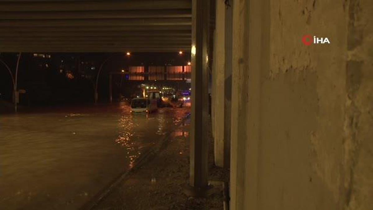 Ankara\'da Sağanak Yağış Sonrası Yollar Dereye Döndü