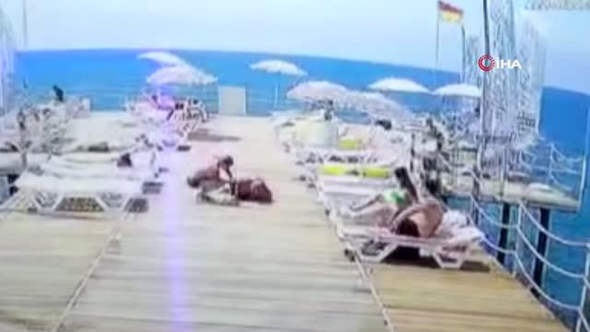 Şezlongta güneşlenen turist ayağa kalktıktan saniyeler sonra hayatını kaybetti