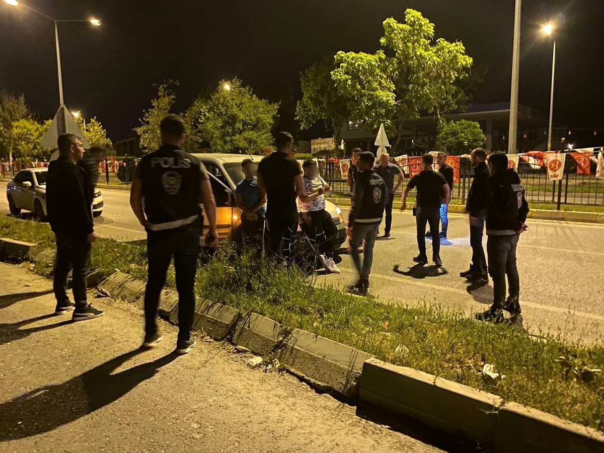 Adıyaman\'da Siyasi Parti Bayraklarını Yırtan Şüpheliler Yakalandı