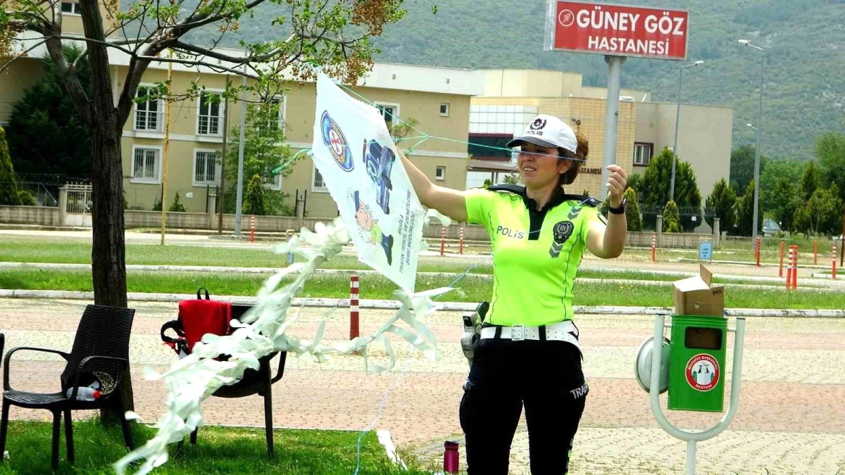 Trafik Haftası\'nda depremzede çocuklar uçurtma şenliğinde eğlendi