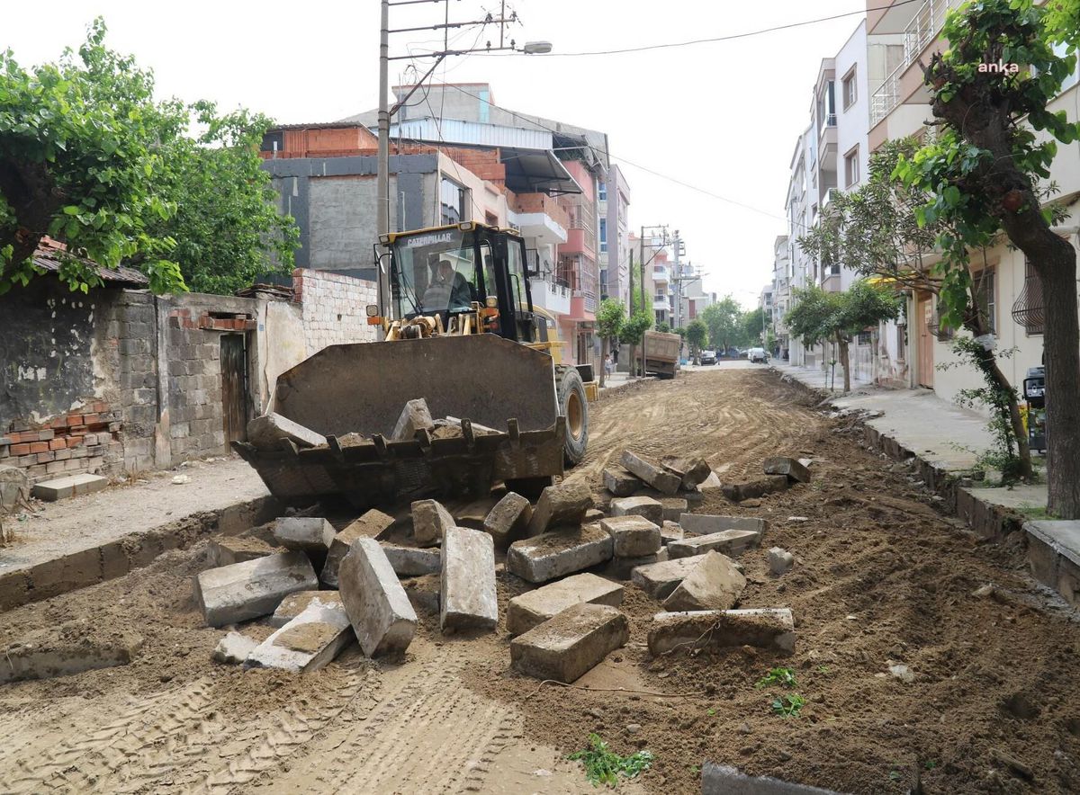 Turgutlu Belediyesi ekipleri kentte bakım ve onarım çalışmalarına devam ediyor
