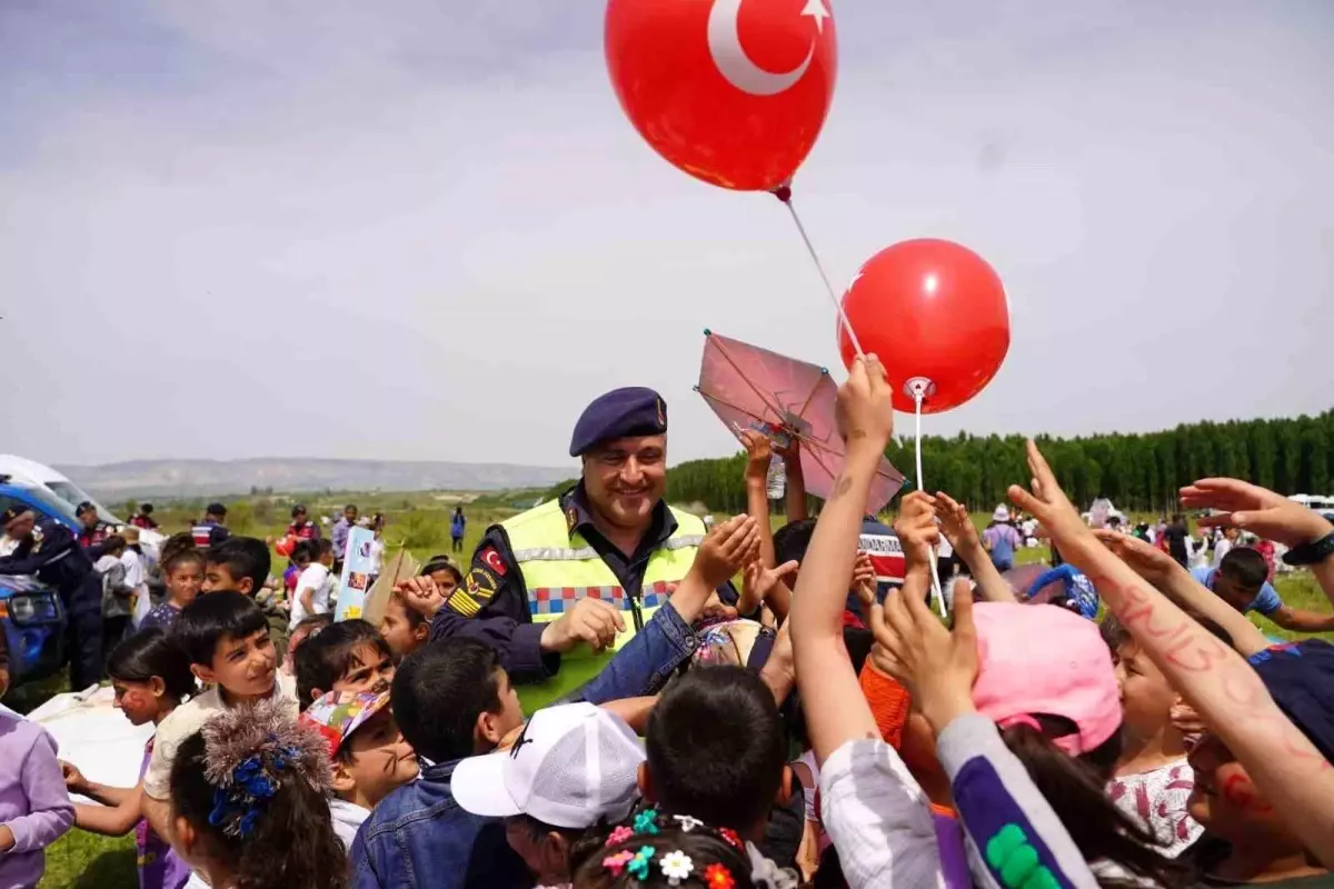 Malatya\'da Haydi Çocuklar Gökyüzünü Renklendirelim Uçurtma Şenliği