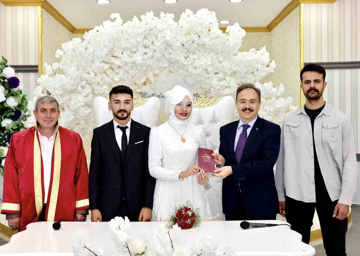 Bilecik Valisi, depremzede çiftin nikah şahidi oldu