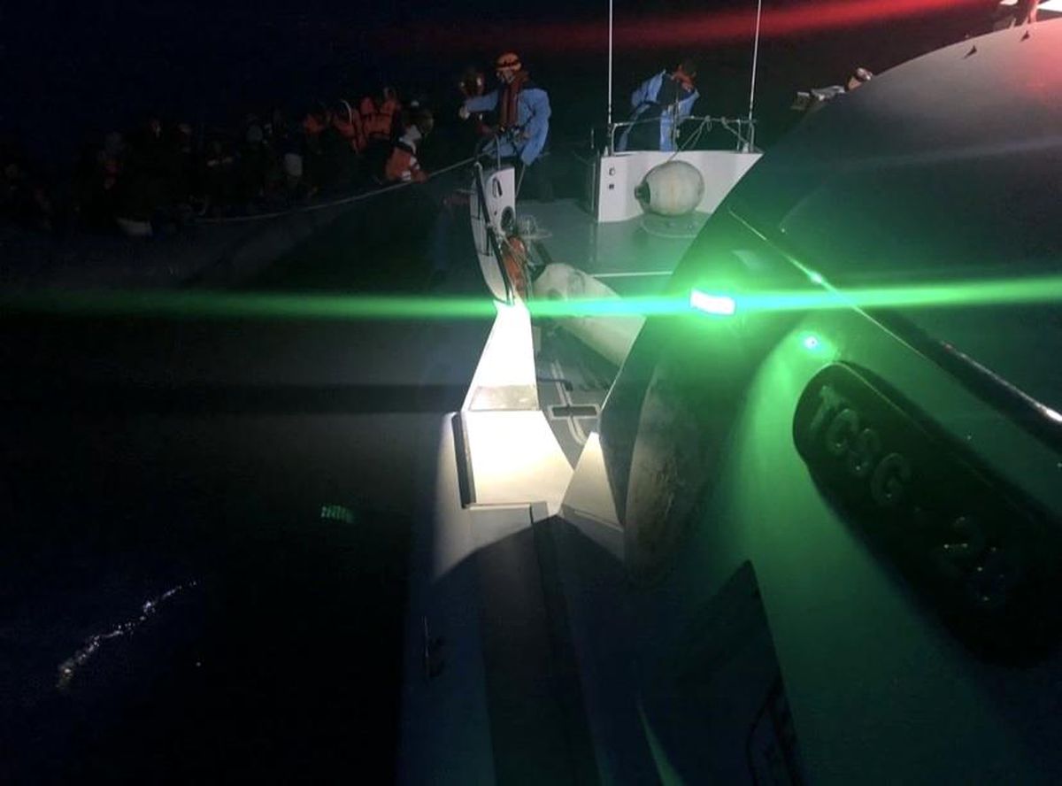 Yunan Sahil Güvenlik ekipleri tarafından geri itilen kaçak göçmenler kurtarıldı