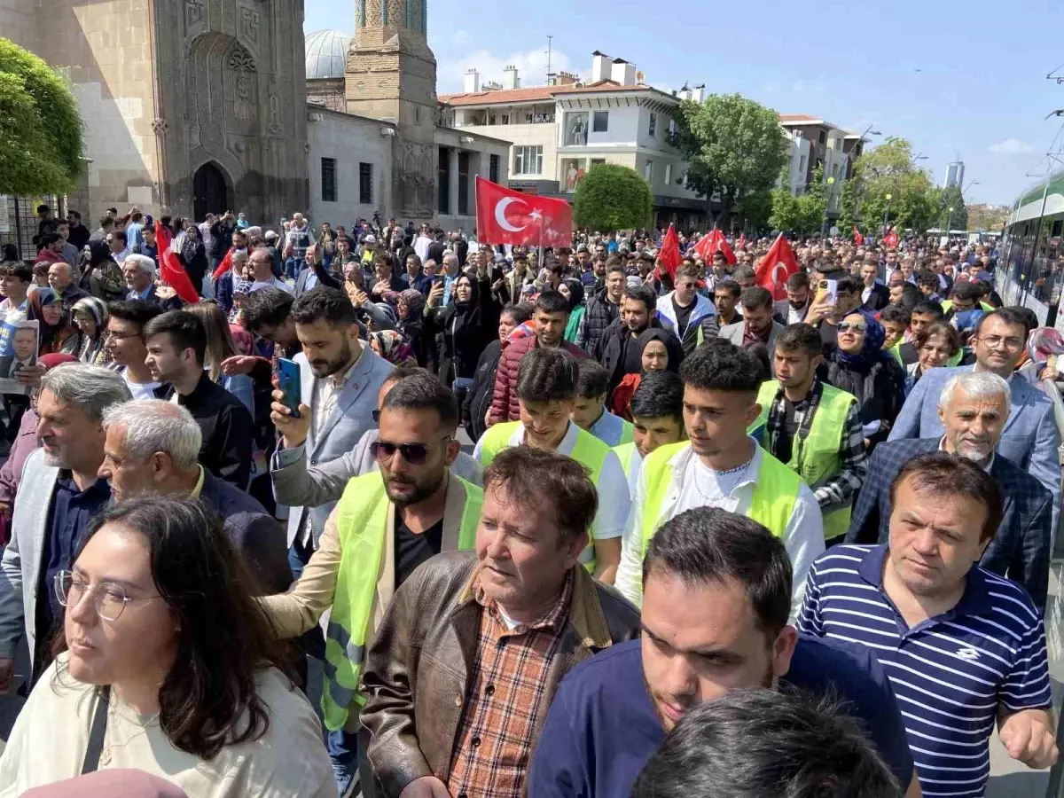 AK Parti Konya Teşkilatı Seçim Çalışmalarını Yürüyüşle Sonlandırdı