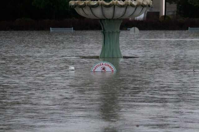 Ankara'da Otoyol Çöktü, Seyir Halindeki Otomobil Sulara Gömüldü