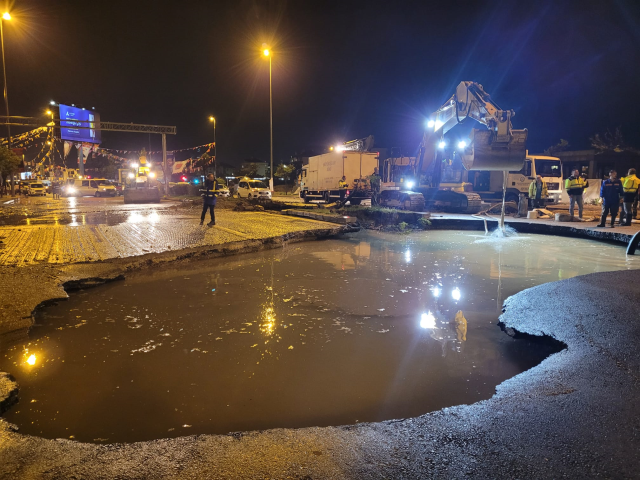 Ankara'da Otoyol Çöktü, Seyir Halindeki Otomobil Sulara Gömüldü