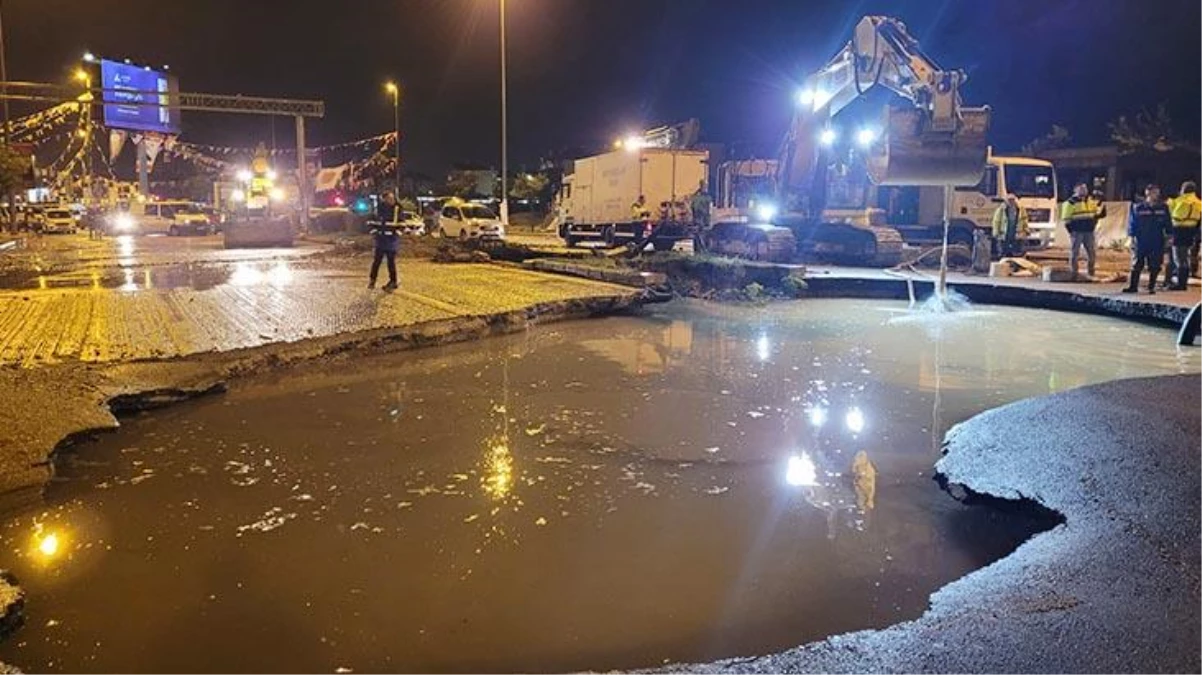Ankara\'daki sağanak sebebiyle yol çöktü, seyir halinde bir araç sular altında kaldı
