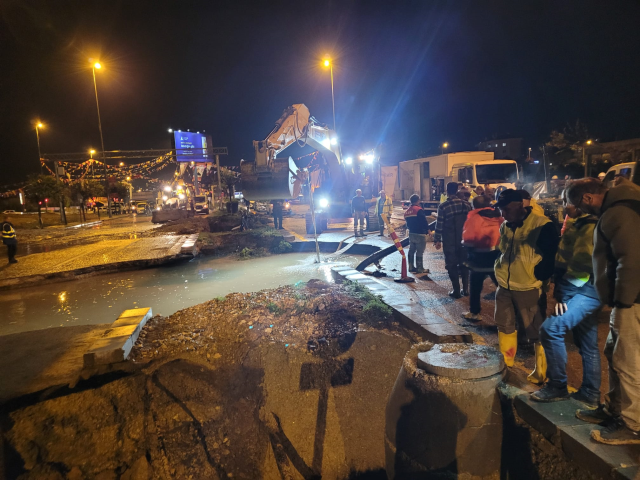 Ankara'da Otoyol Çöktü, Seyir Halindeki Otomobil Sulara Gömüldü