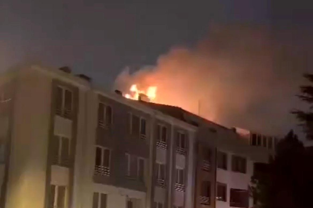 Eskişehir\'de bir binanın çatı katında çıkan yangın söndürüldü