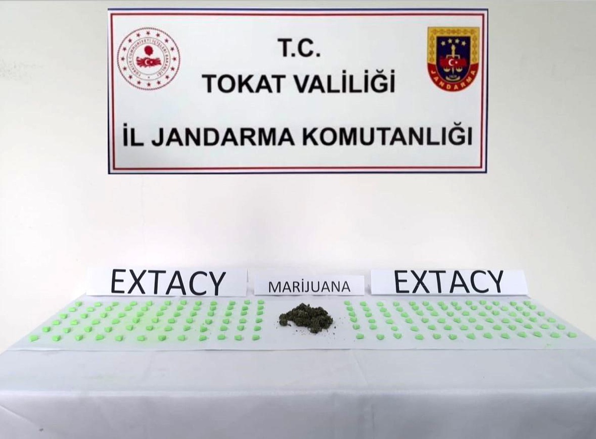 Tokat\'ta araçta 180 adet uyuşturucu hap ele geçirildi