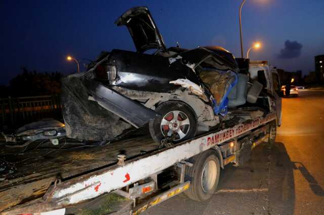 AYDINLATMA DİREĞİNE ÇARPAN OTOMOBİL İKİYE BÖLÜNDÜ, SÜRÜCÜ ÖLDÜ AYDINLATMA DİREĞİNE ÇARPAN OTOMOBİL İKİYE BÖLÜNDÜ, SÜRÜCÜ ÖLDÜ