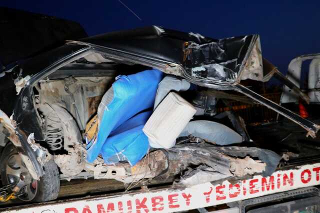 AYDINLATMA DİREĞİNE ÇARPAN OTOMOBİL İKİYE BÖLÜNDÜ, SÜRÜCÜ ÖLDÜ AYDINLATMA DİREĞİNE ÇARPAN OTOMOBİL İKİYE BÖLÜNDÜ, SÜRÜCÜ ÖLDÜ