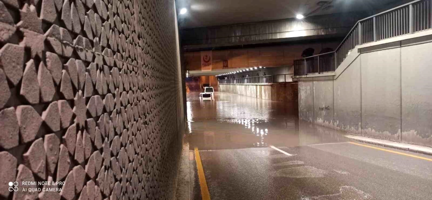 Ankara\'da Sağanak Yağmur Trafikte Sorun Yarattı