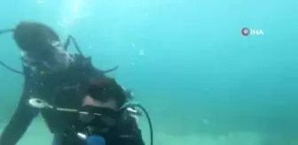 Denizin 5 metre altında saç tıraşı yaptı