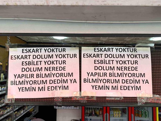 Büfe camında şaşırtan yazı Büfe camında şaşırtan yazı