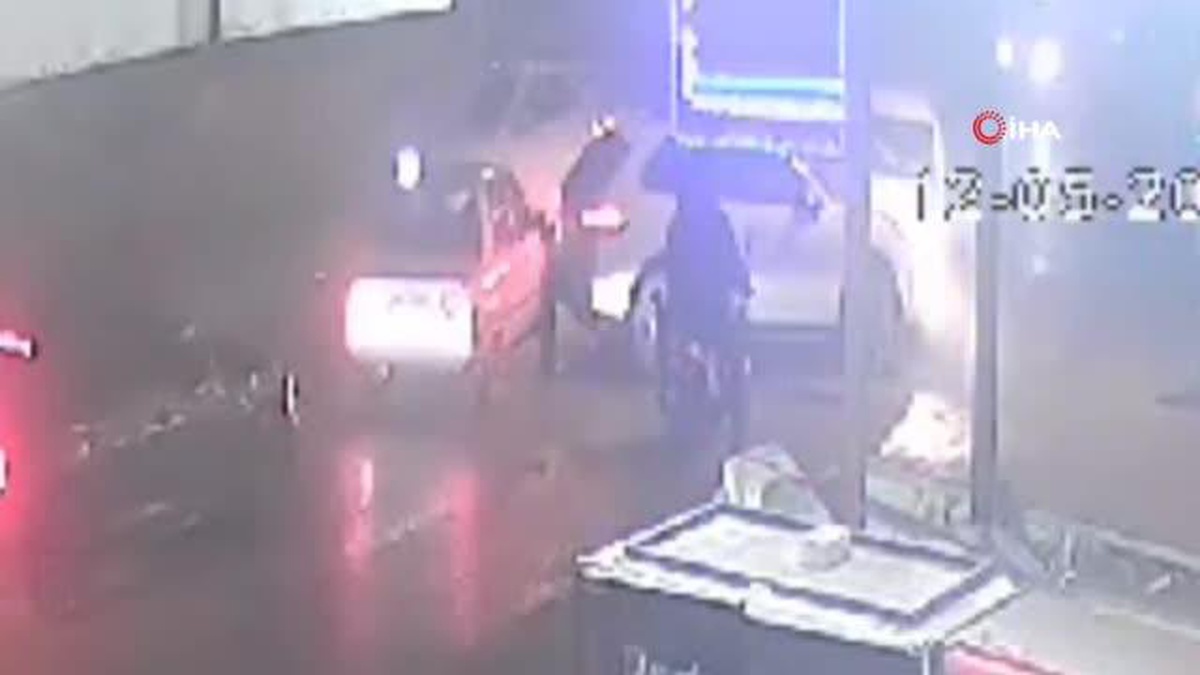 Bursada iki aracın kafa kafaya çarpıştığı feci kaza kamerada: 2 yaralı