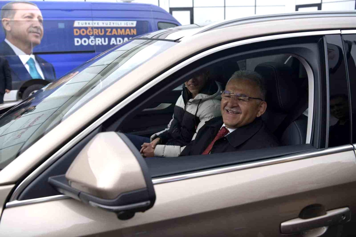 Kayseri Büyükşehir Belediye Başkanı Togg ile şehir turu attı