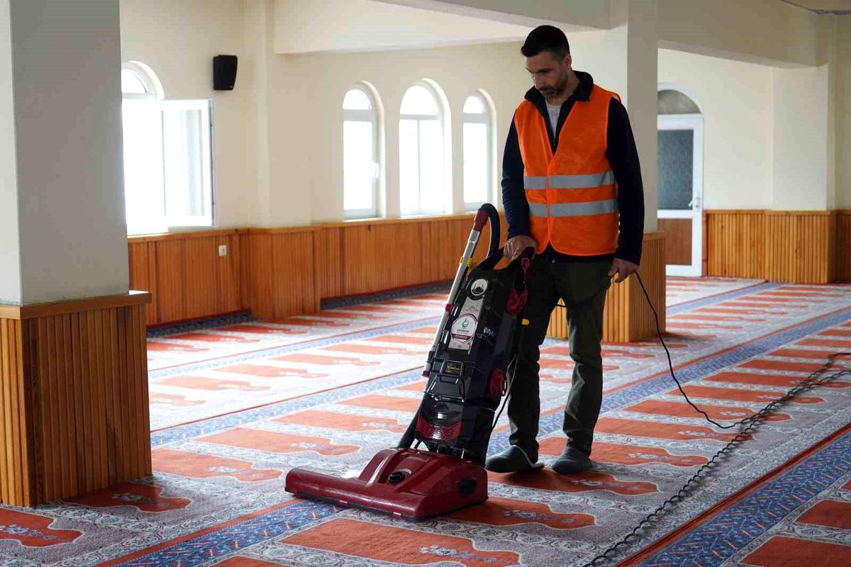 Çayırova Belediyesi Camileri Düzenli Olarak Temizliyor