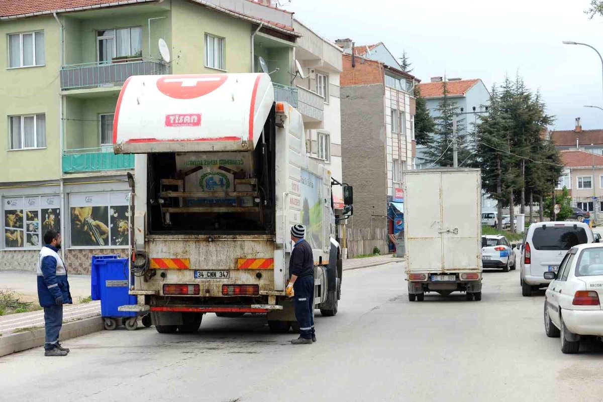 Bozüyük\'te Çöp Konteynırları Yıkanarak Temizlendi