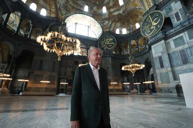 Cumhurbaşkanı Erdoğan seçim programını Ayasofya'da akşam namazı ile sonlandırdı Cumhurbaşkanı Erdoğan seçim programını Ayasofya'da akşam namazı ile sonlandırdı