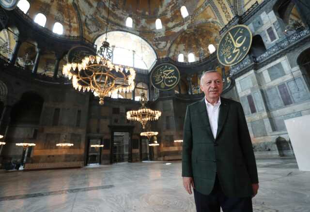 Cumhurbaşkanı Erdoğan seçim programını Ayasofya'da akşam namazı ile sonlandırdı Cumhurbaşkanı Erdoğan seçim programını Ayasofya'da akşam namazı ile sonlandırdı