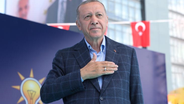 Cumhurbaşkanı Erdoğan, seçime saatler kala yaptığı mitinge 'kazandıran ceket' ile çıktı