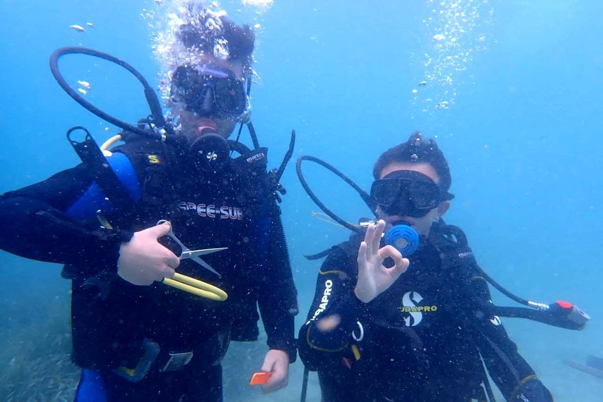 17 yaşındaki kuaför İzmir\'de denizin altında saç tıraşı yaptı