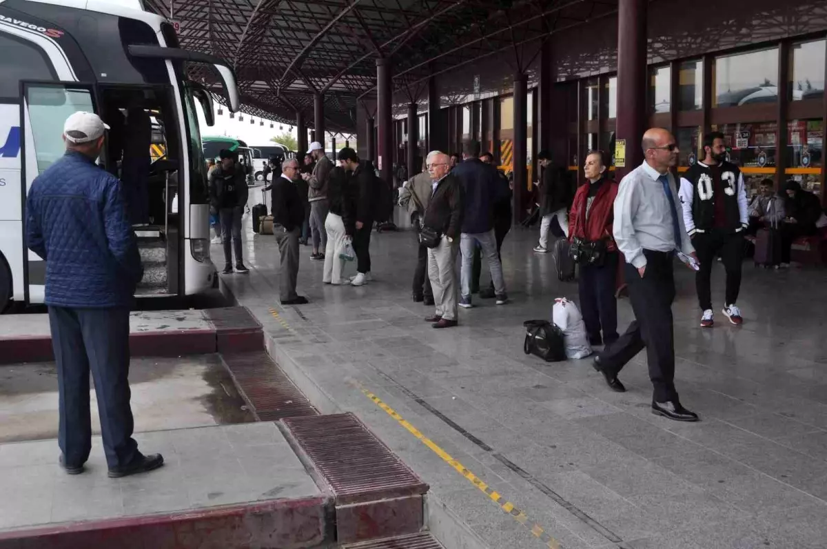 Seçim için memleketine giden vatandaşlar Eskişehir otogarında yoğunluk oluşturdu