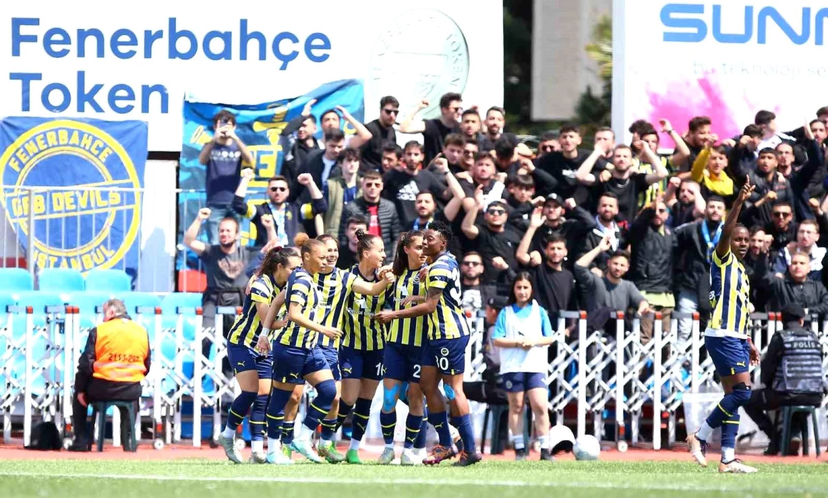 Fenerbahçe Kadın Futbol Takımı Galatasaray\'ı 2-0 Mağlup Etti