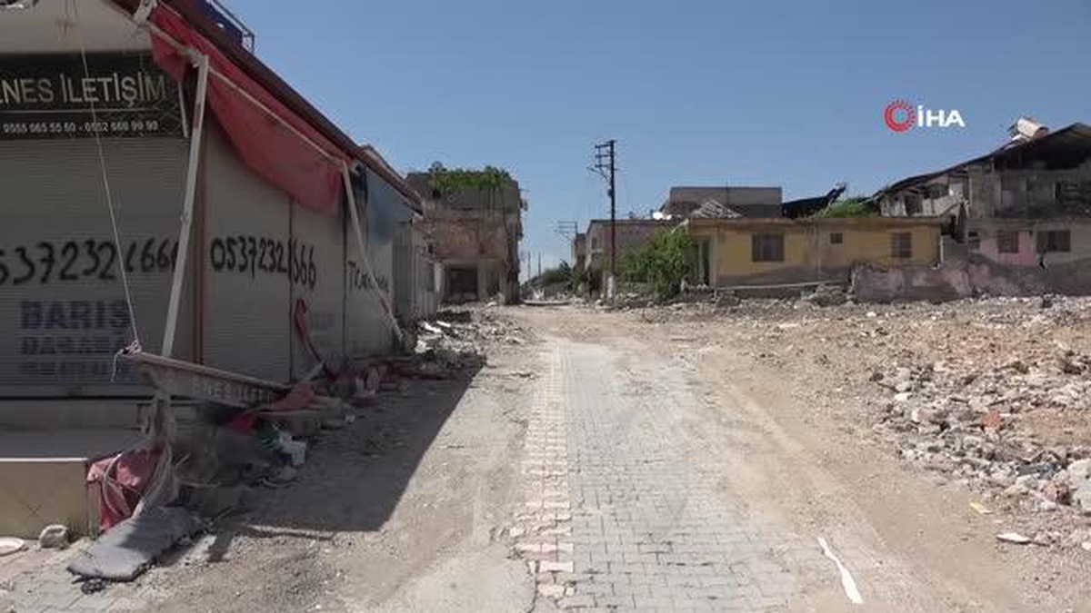 Hatayda 40 yıllık emeği moloz yığınına dönen kadın gözyaşlarına boğuldu