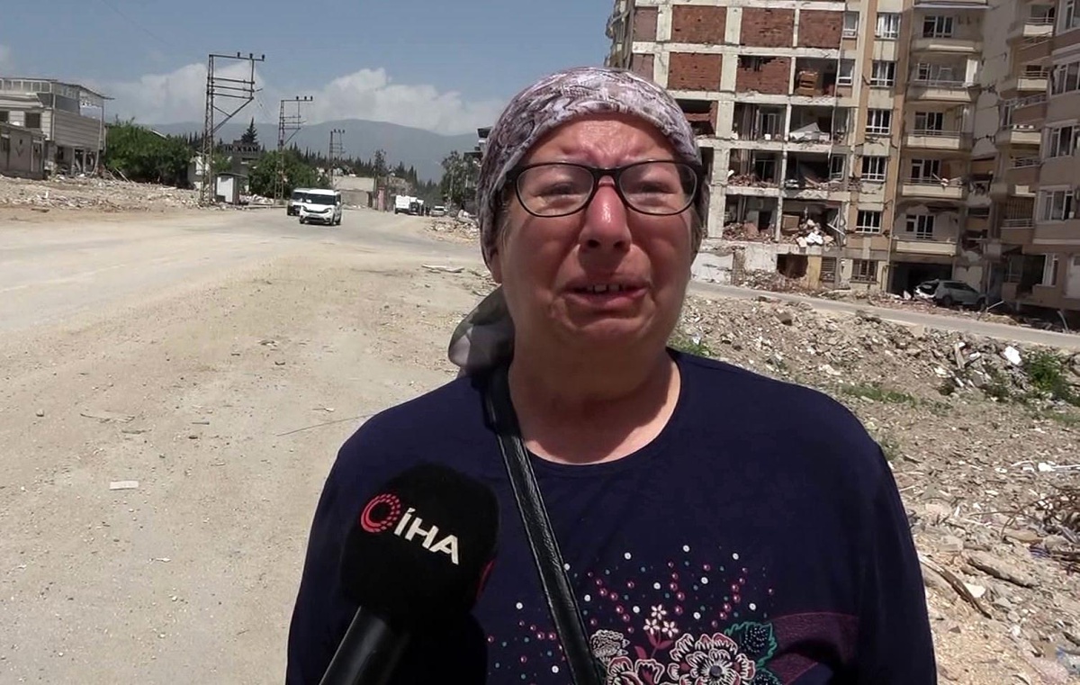 Hatay\'da depremde evi yıkılan kadın 40 yıllık birikimlerini kaybetti