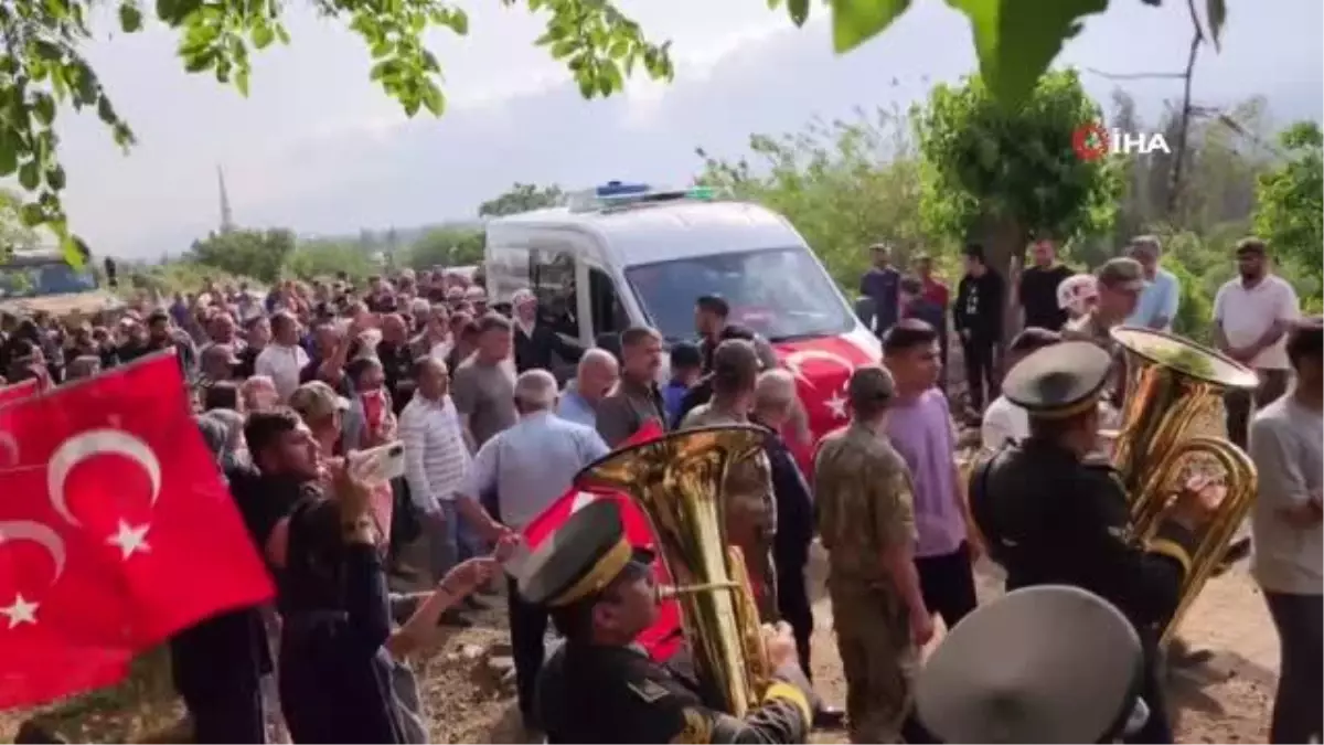 Hataylı şehidin ailesi son yolculuğuna uğurladı