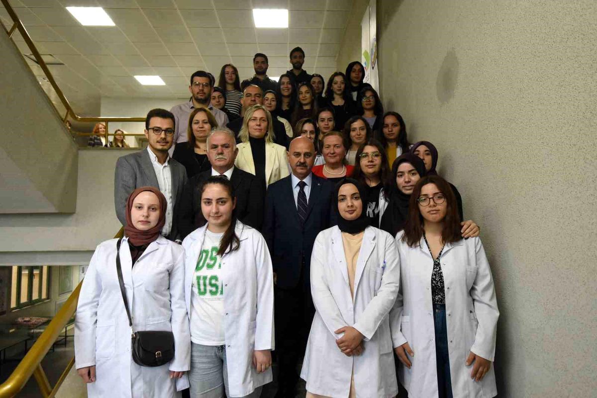 Düzce Üniversitesi Rektörü Hemşirelik Haftasını Kutladı