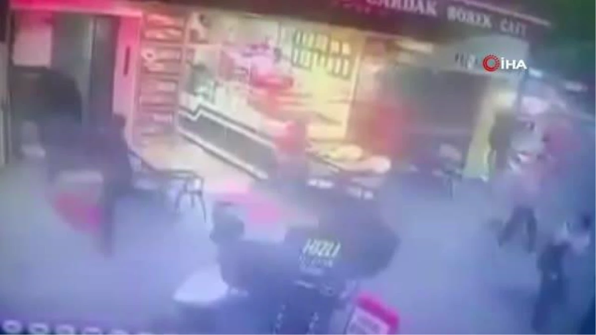 İstanbul\'da kafeteryada silahlı saldırı kamerada: Gençlere kurşun yağdırdı