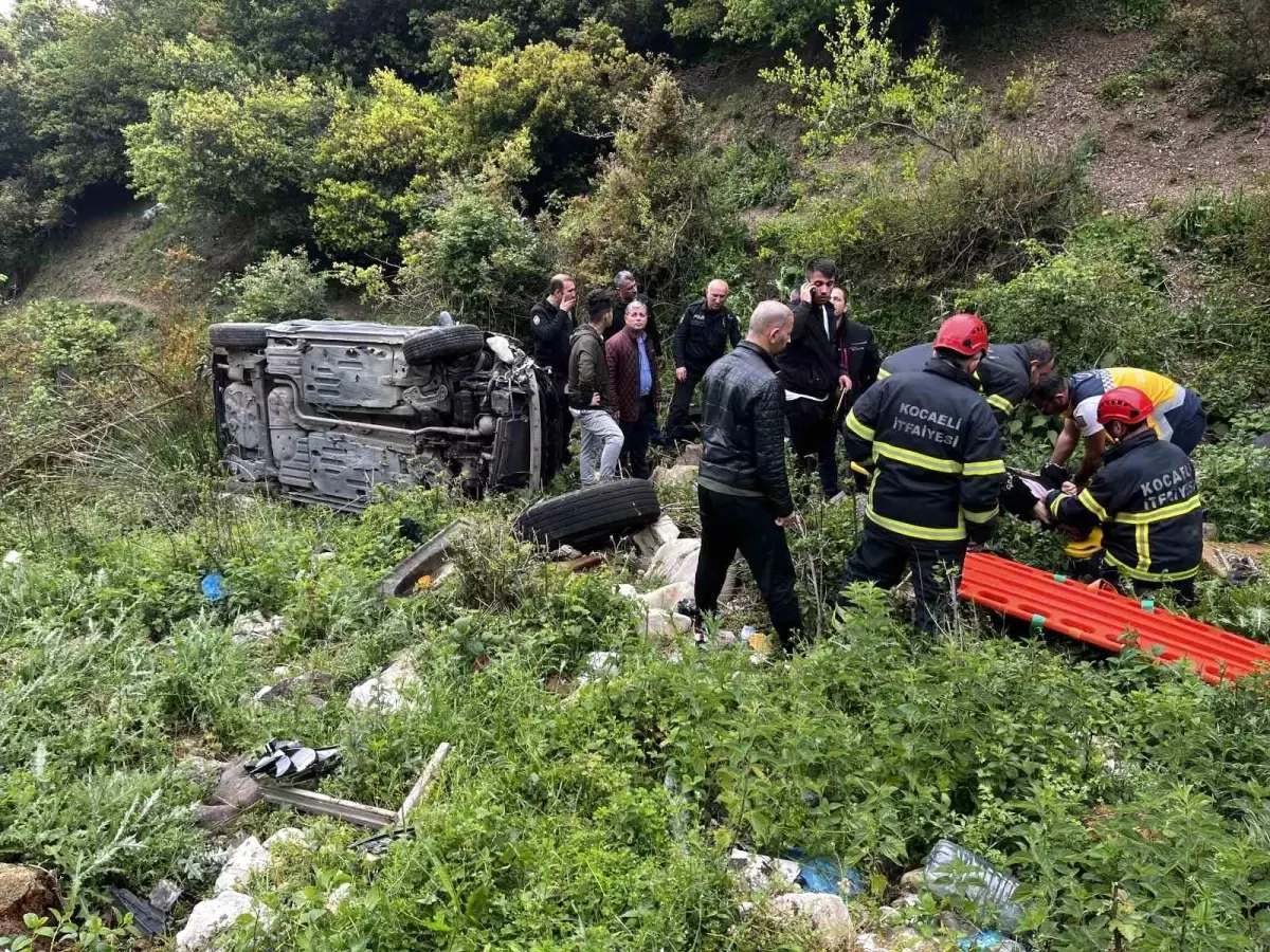 Kocaeli\'de Otomobil Uçuruma Yuvarlandı: 2 Yaralı