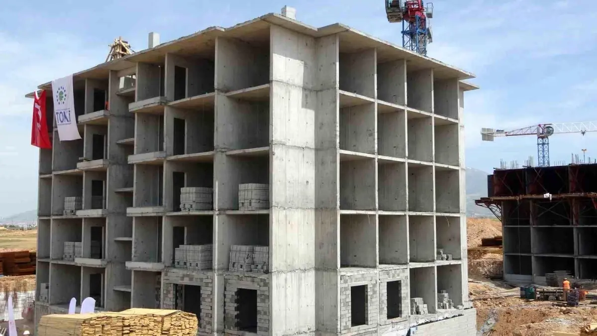 Malatya\'da Depremzedeler İçin Yapılan Konutların İnşaatı Devam Ediyor