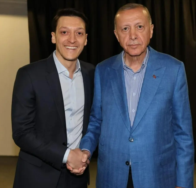 Mesut Özil, ortak yayın biter bitmez kare paylaştı: Her zaman yanındayız Cumhurbaşkanım
