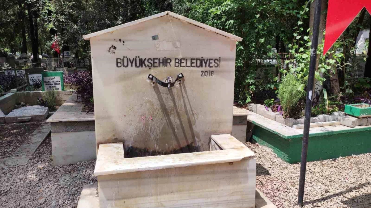 Adanada mezarlıklardaki musluklara çalınmasın diye alınan prangalı önlem dikkat çekti