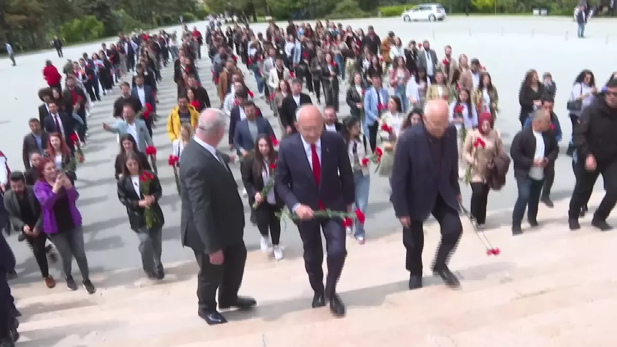 Kılıçdaroğlu Gençlerle Birlikte Anıtkabir\'de