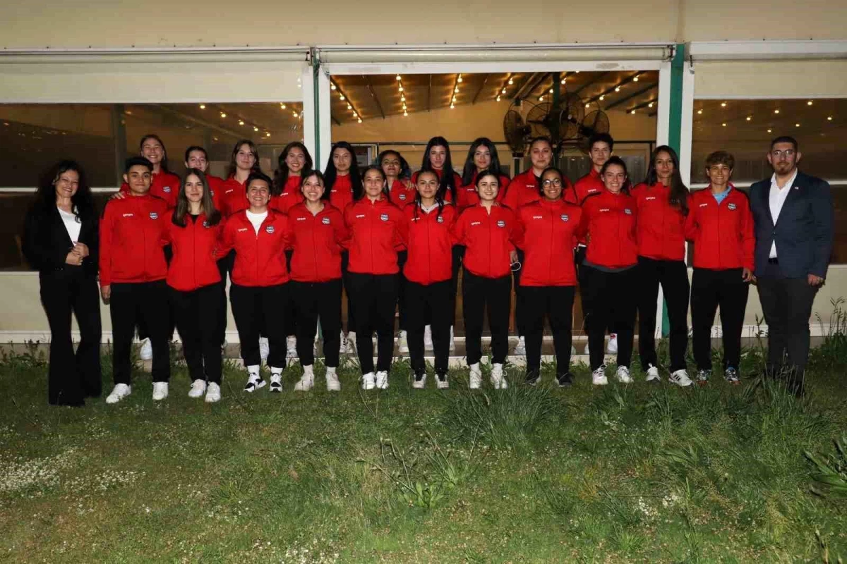 Nazilli Belediye Başkanı Kadın Futbol Takımını Misafir Etti