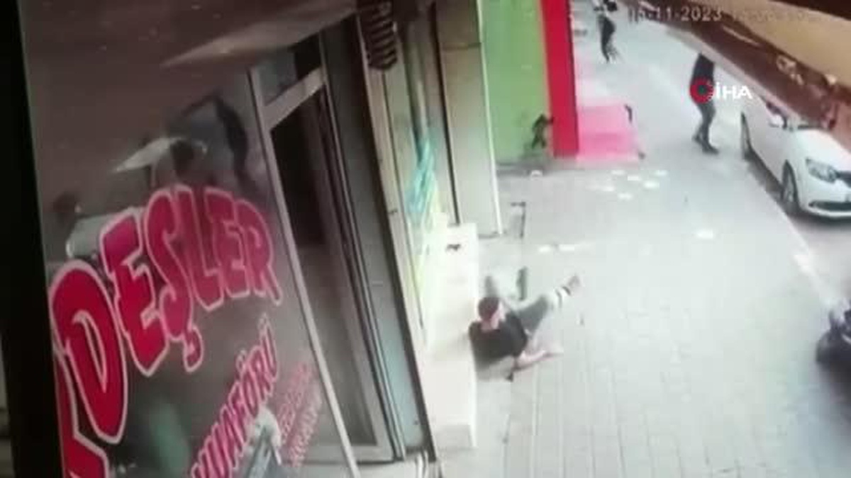 Ölüm teğet geçti: Silahtan saçılan mermi kaldırımdaki adamın kafasını sıyırıp böyle geçti